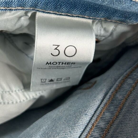 MOTHER Undone Hem Looker Crop in Cliffhanger - Picture 6 of 7